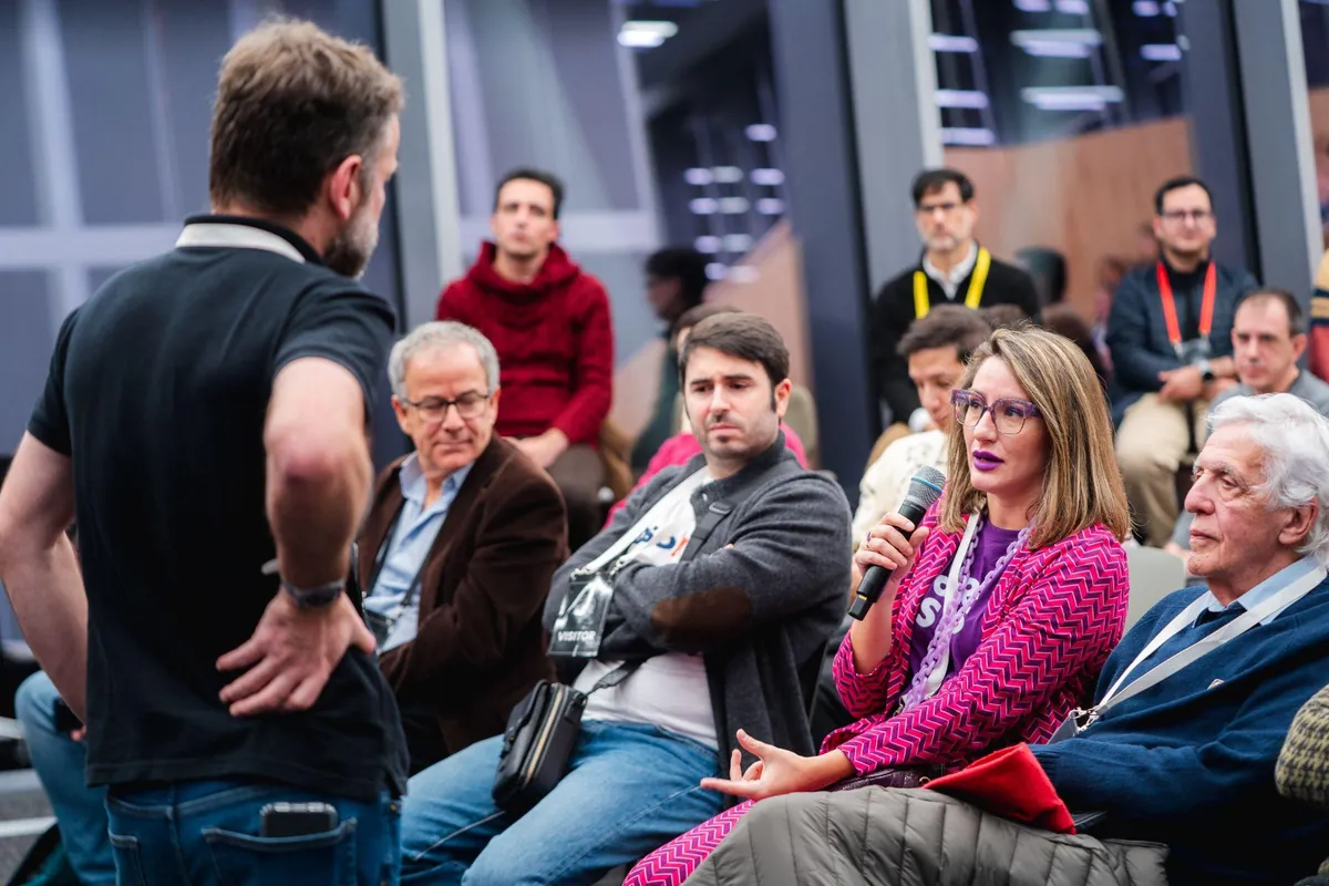Turno de preguntas y respuestas: moderador y público conversan durante el evento