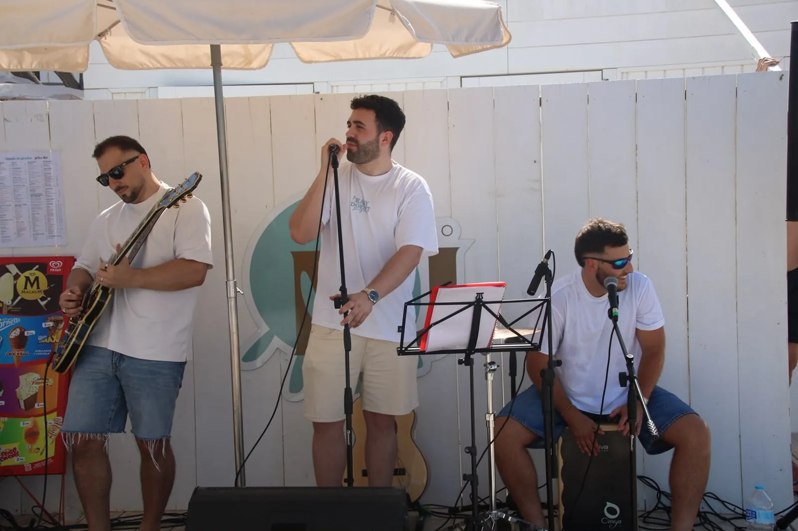 La Sobremesa actuando en directo